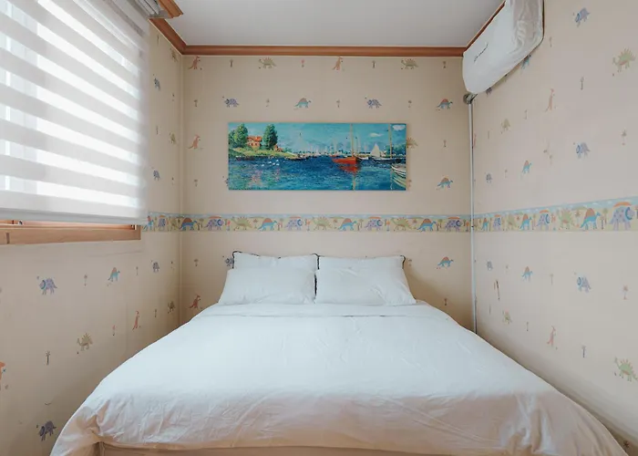 Apartment Comfortable 10 Min From Hongik University, 5min From Gajwa Station With Baby Products, 4 Bedrooms 8 People