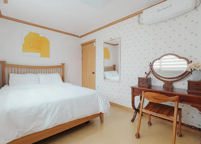 Comfortable 10 Min From Hongik University, 5min From Gajwa Station With Baby Products, 4 Bedrooms 8 People Apartment