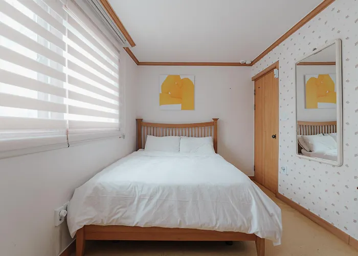 Comfortable 10 Min From Hongik University, 5min From Gajwa Station With Baby Products, 4 Bedrooms 8 People * Seoul