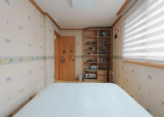 Comfortable 10 Min From Hongik University, 5min From Gajwa Station With Baby Products, 4 Bedrooms 8 People Apartment