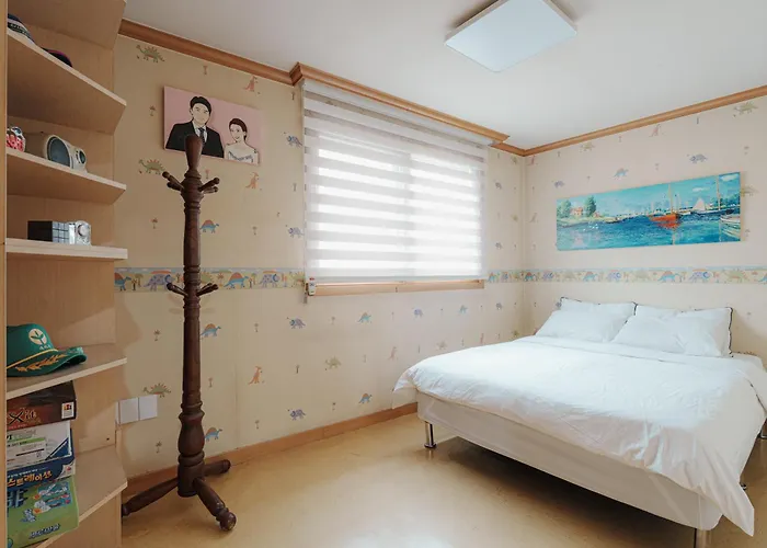 Apartment Comfortable 10 Min From Hongik University, 5min From Gajwa Station With Baby Products, 4 Bedrooms 8 People