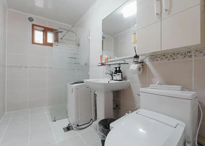 Apartment Comfortable 10 Min From Hongik University, 5min From Gajwa Station With Baby Products, 4 Bedrooms 8 People Seoul