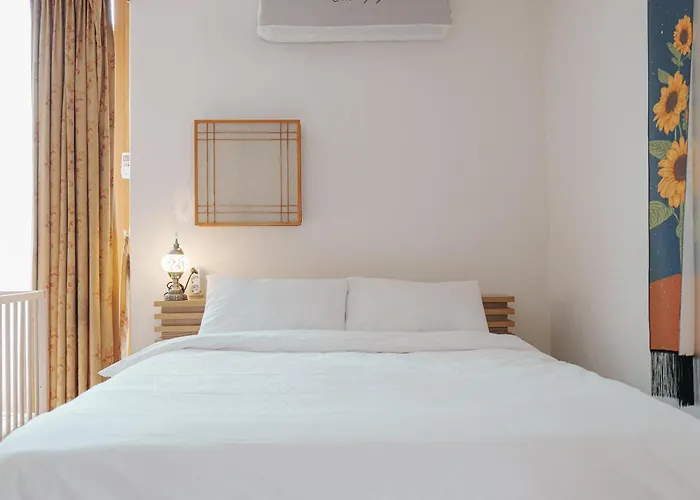 Comfortable 10 Min From Hongik University, 5min From Gajwa Station With Baby Products, 4 Bedrooms 8 People * Seoul
