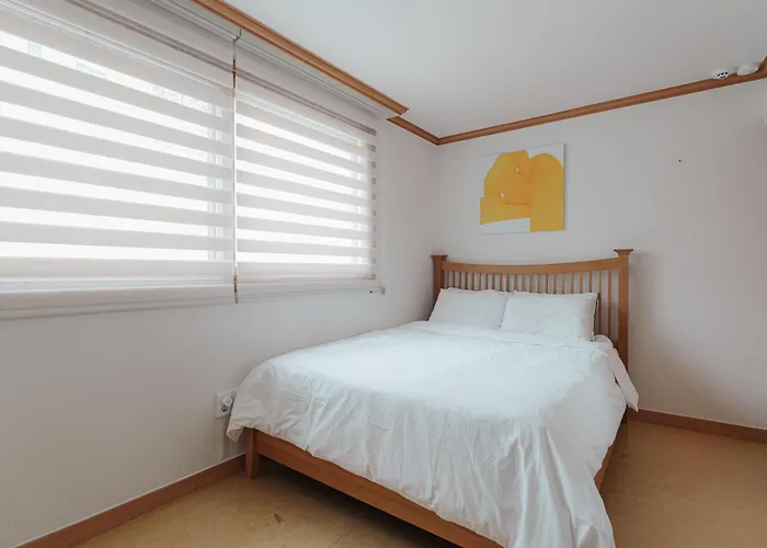 Comfortable 10 Min From Hongik University, 5min From Gajwa Station With Baby Products, 4 Bedrooms 8 People Apartment