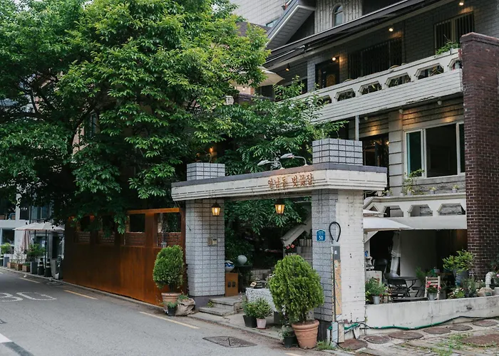 Apartment Comfortable 10 Min From Hongik University, 5min From Gajwa Station With Baby Products, 4 Bedrooms 8 People Seoul