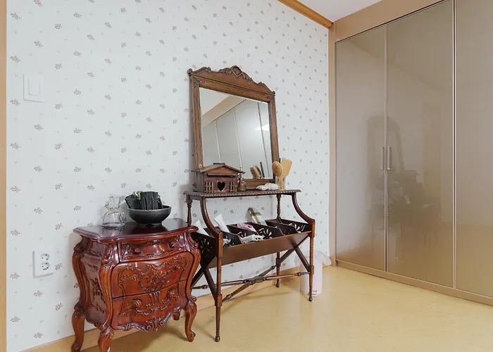 Comfortable 10 Min From Hongik University, 5min From Gajwa Station With Baby Products, 4 Bedrooms 8 People Apartment *