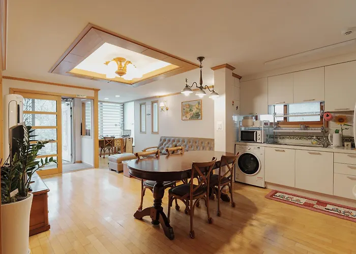 Comfortable 10 Min From Hongik University, 5min From Gajwa Station With Baby Products, 4 Bedrooms 8 People *