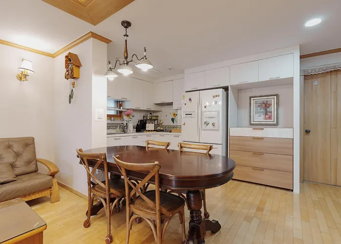 Comfortable 10 Min From Hongik University, 5min From Gajwa Station With Baby Products, 4 Bedrooms 8 People Apartment *