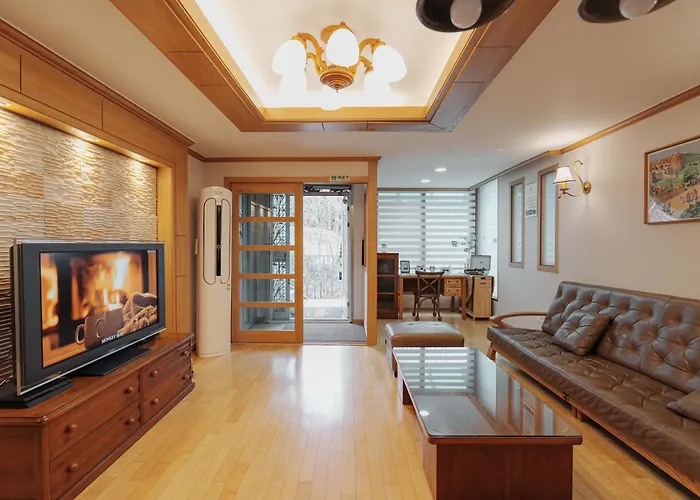 Comfortable 10 Min From Hongik University, 5min From Gajwa Station With Baby Products, 4 Bedrooms 8 People