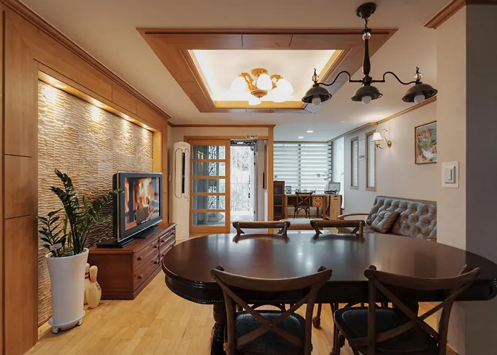 Comfortable 10 Min From Hongik University, 5min From Gajwa Station With Baby Products, 4 Bedrooms 8 People Apartment