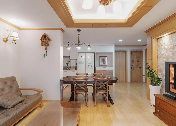 Comfortable 10 Min From Hongik University, 5min From Gajwa Station With Baby Products, 4 Bedrooms 8 People Apartment *
