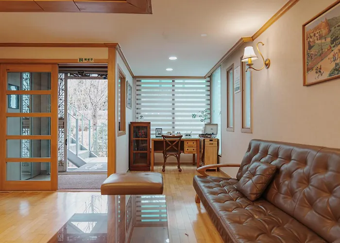 Comfortable 10 Min From Hongik University, 5min From Gajwa Station With Baby Products, 4 Bedrooms 8 People Apartment