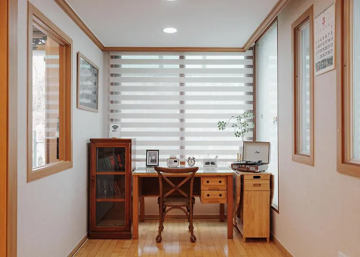 Comfortable 10 Min From Hongik University, 5min From Gajwa Station With Baby Products, 4 Bedrooms 8 People Seoul